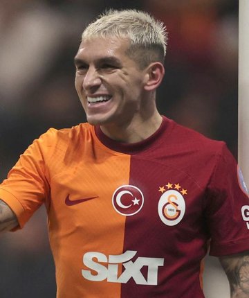 Galatasaraylı futbolcu Lucas Torreira’ya yumruklu saldırı