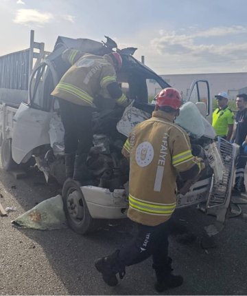Kamyonet ile TIR çarpıştı: 1 ölü