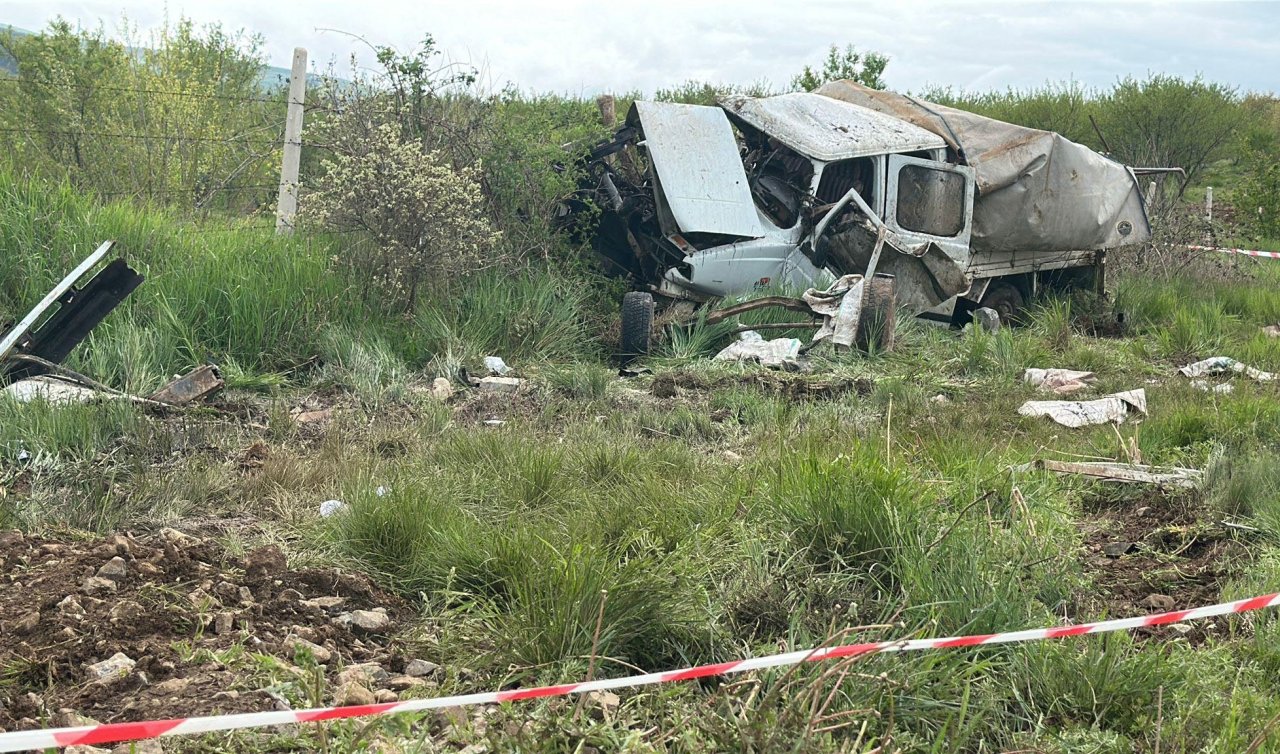 Tren hemzemin geçitte kamyonete çarptı; 1 ölü