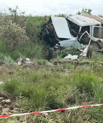 Tren hemzemin geçitte kamyonete çarptı; 1 ölü