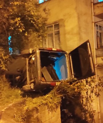 Freni boşalan araç apartman boşluğuna düştü