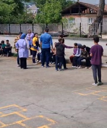 İndirimli çiğ köfte yiyen 28 öğrenci hastanelik oldu
