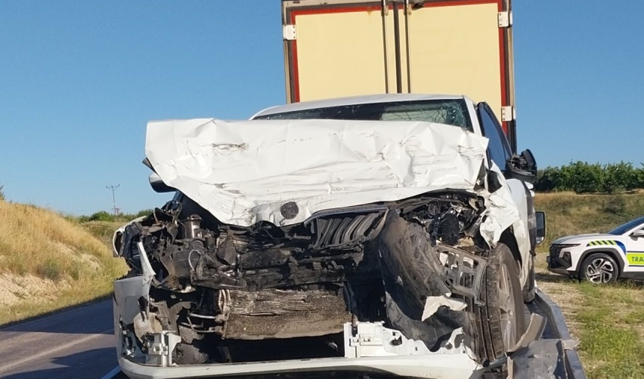 TIR’la çarpışan otomobildeki anne ve kızı öldü baba ağır yaralı