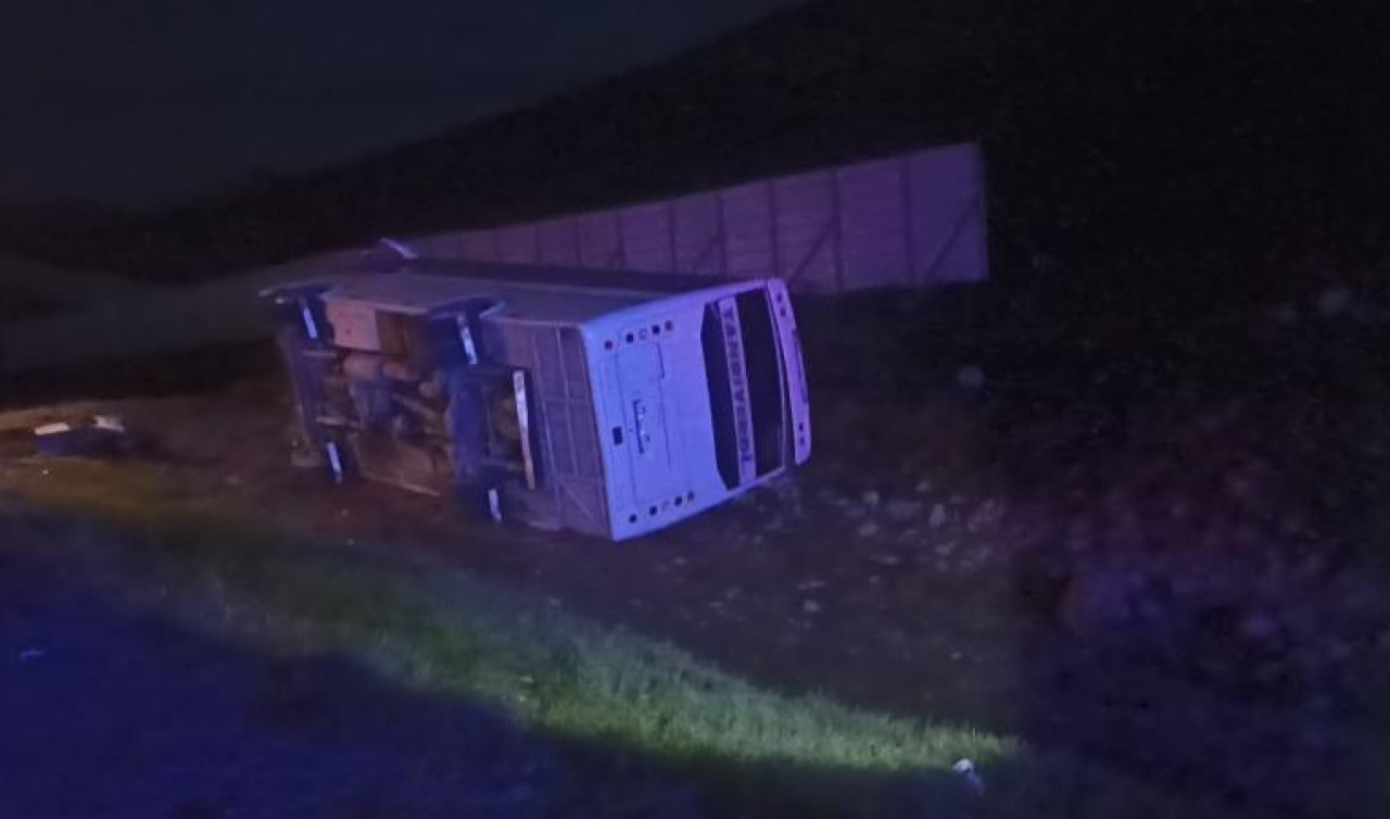 Taraftarları taşıyan midibüs devrildi: 27 yaralı