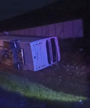 Taraftarları taşıyan midibüs devrildi: 27 yaralı