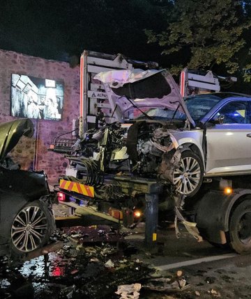 İki araç kafa kafaya çarpıştı: 9 kişi yaralandı