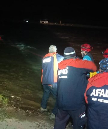 Baraj kapakları açıldı! Mahsur kalan 4 kişi kurtarıldı