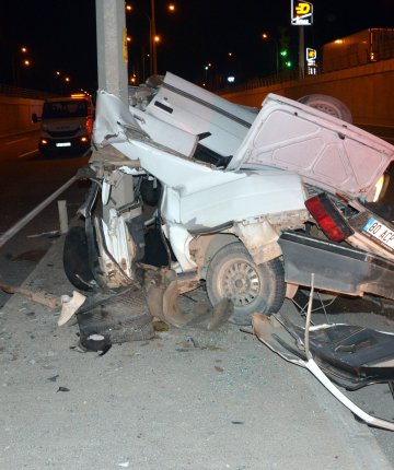 İkiye katlanan otomobilden yaralı çıktılar