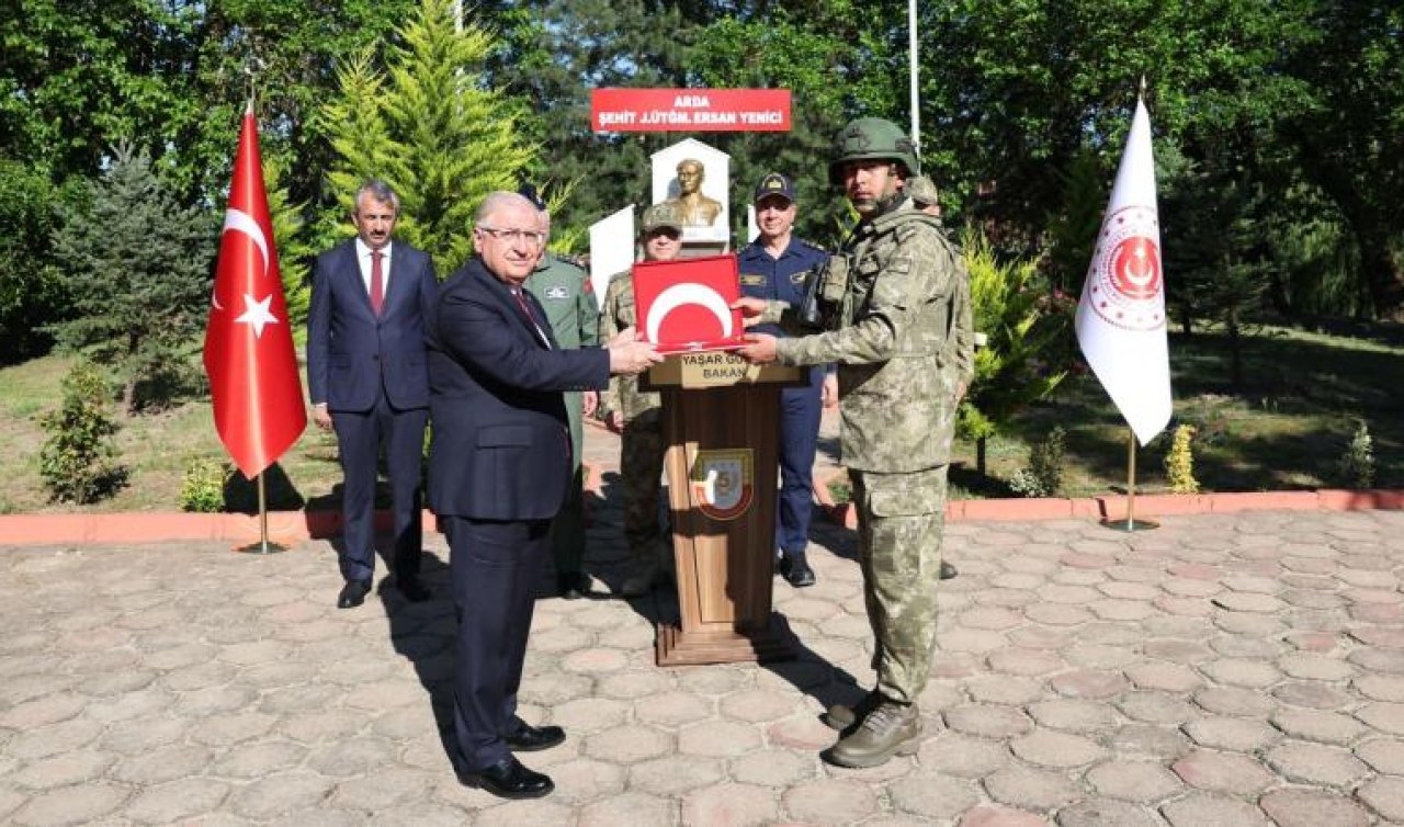 Milli Savunma Bakanı Güler Mehmetçikle bayramlaştı