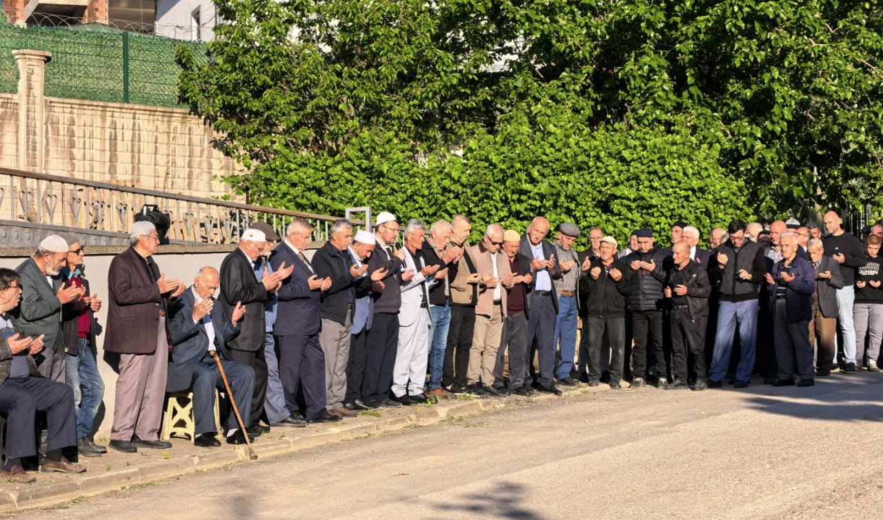 Mahallede 60 yıllık gelenek; bayramlaşma kuyruğu 1 kilometreyi geçti