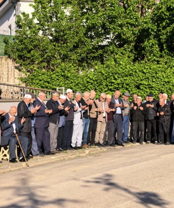 Mahallede 60 yıllık gelenek; bayramlaşma kuyruğu 1 kilometreyi geçti