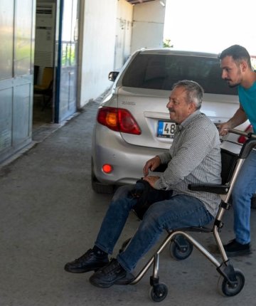 Kurbanlık boğanın boynuzuyla bacağından yaralandı: 60 dikiş atıldı