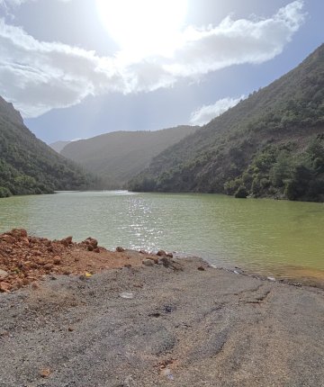 Serinlemek için dereye giren çocuk boğuldu