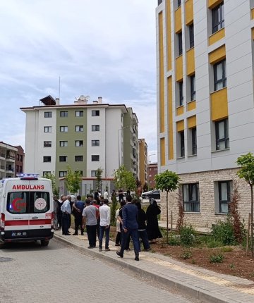 Yüksekten düşen kişi ağır yaralandı