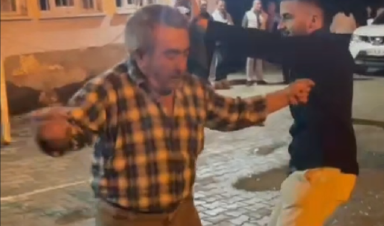 Şarkıya eşlik eden adam sosyal medyada viral oldu