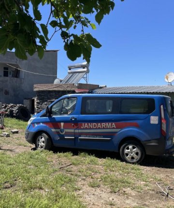 Yılanı vurmak isterken 5 kişiyi yaraladı