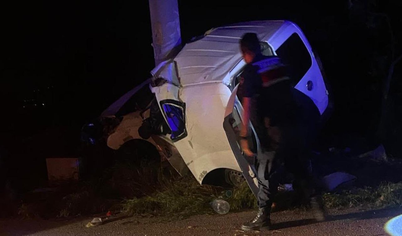 Elektrik direğine çarpan araç hurdaya döndü: 2 ölü 2 yaralı