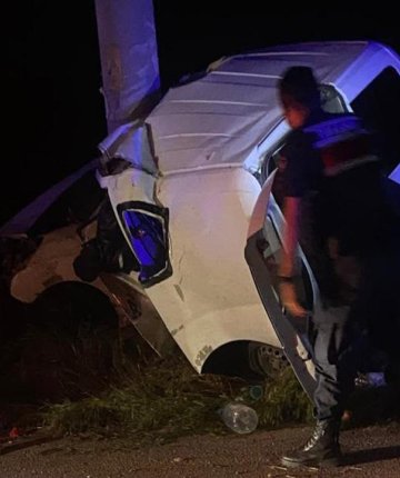 Elektrik direğine çarpan araç hurdaya döndü: 2 ölü 2 yaralı