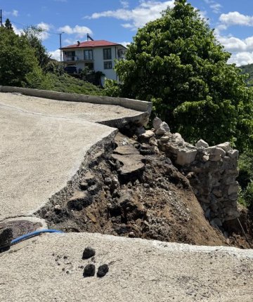 İstinat duvarı yıkıldı mahalle ulaşıma kapandı