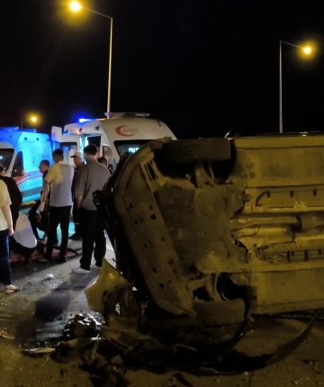 Düğünden dönen ailenin bulunduğu hafif ticari araç takla attı: Yaralılar var 