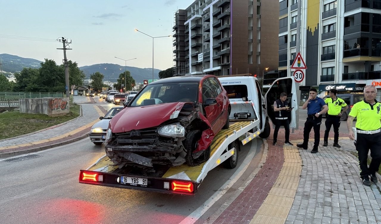 Kontrolden çıkan araç tabelaya çarptı: Sürücü yaralandı
