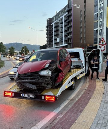 Kontrolden çıkan araç tabelaya çarptı: Sürücü yaralandı