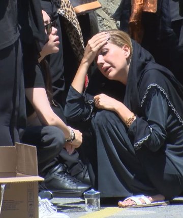 Polat ailesinin koruması için cenaze töreni: Dilan Polat ayakta durmakta güçlük çekti