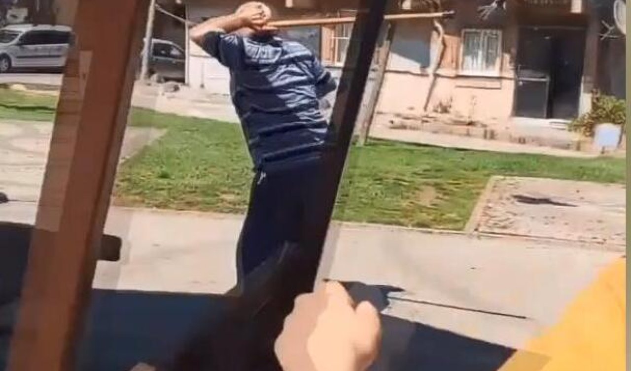 Uçmasına yardım ettiği yavru karganın annesi saldırdı; başından yaralandı