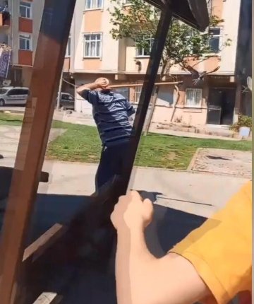 Uçmasına yardım ettiği yavru karganın annesi saldırdı; başından yaralandı