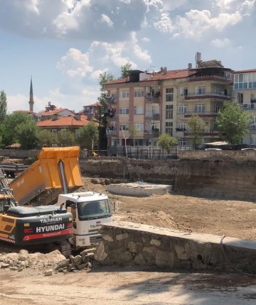 Kanalizasyon hattı çalışmasında göçük meydana geldi: 1 işçi yaralandı