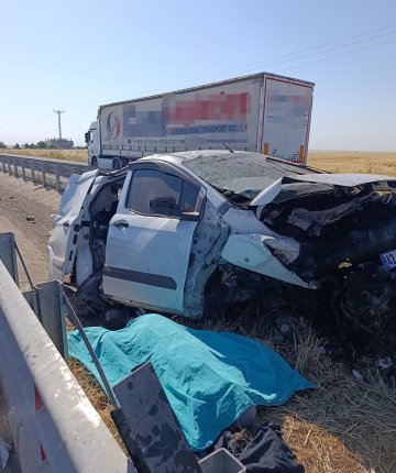  Hafif ticari araç bariyere çarptı: 1 ölü, 2 yaralı