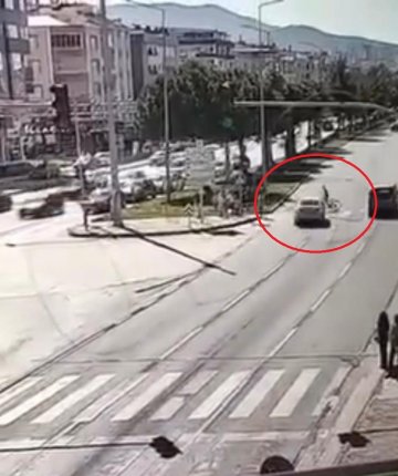 12 Yaşındaki çocuğun hayatını kaybettiği feci kaza kamerada