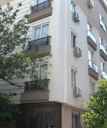 Kendini kilitlediği evi yakmaya çalıştı: Yakalanınca sinir krizi geçirdi