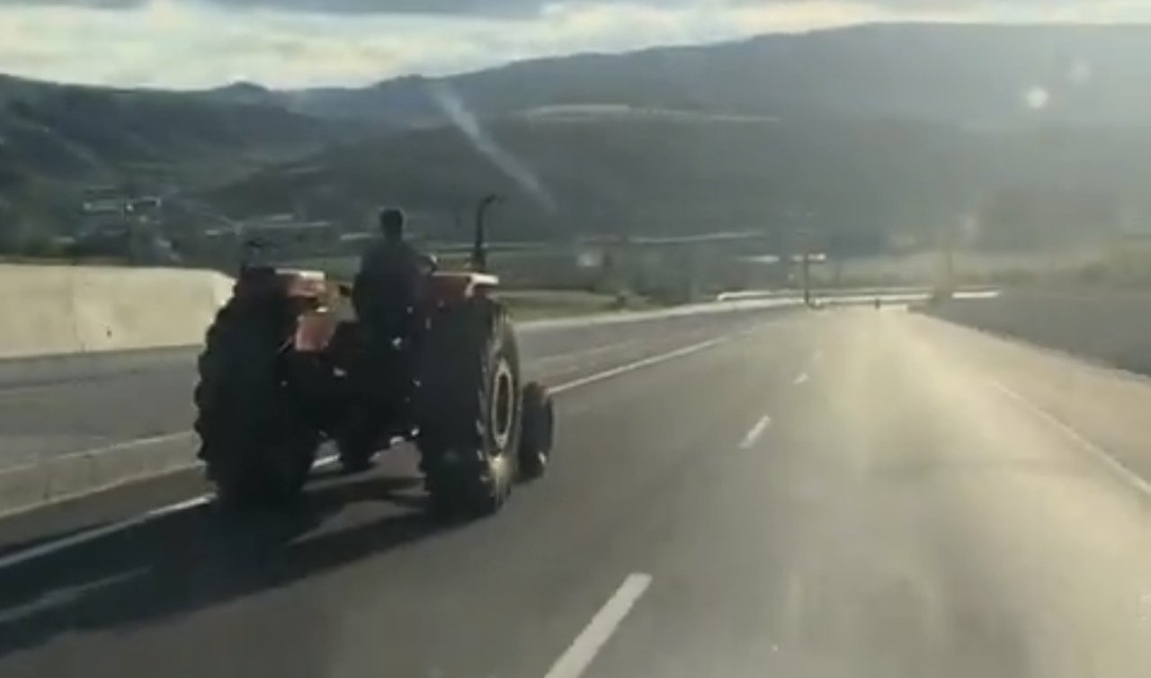Traktör 80 kilometre hızla giden aracı solladı! 