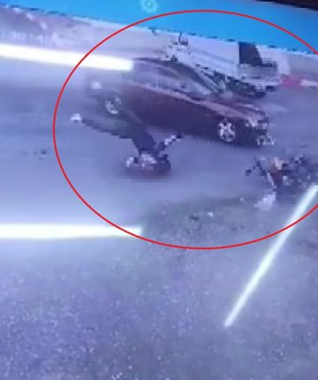 Motosikletlinin ölümden döndüğü kaza kamerada