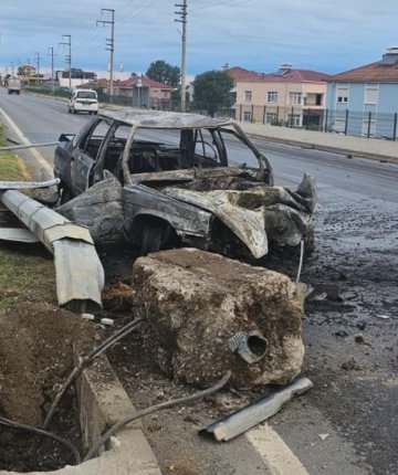 Otomobil aydınlatma direğine çarptı: 1 ölü 1 yaralı
