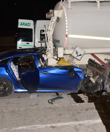 Tankerle çarpışan otomobildeki baba öldü: 2 çocuğu yaralandı