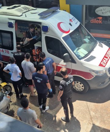 Sanayi sitesinde korku dolu anlar: Bıçaklı saldırgan durduruldu
