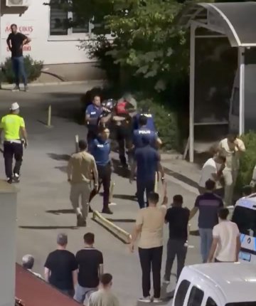  Kavga eden şahısların yakınları hastanede birbirlerine saldırdı