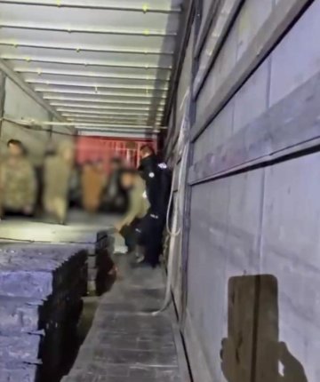 Durdurulan iki tırda 27 düzensiz göçmen yakalandı