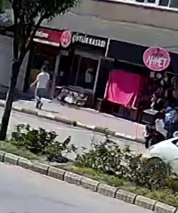 Aldığı takdir belgesinin sevinciyle koşarken otomobil çarptı