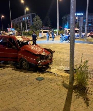 Kırmızı ışıkta dehşet: Genç motosikletli 36,5 metre sürüklendi
