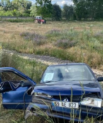 Cenazeden dönenleri taşıyan otomobil devrildi: 1 ölü 1 yaralı