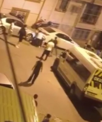 İki grup sopalarla birbirine girdi; o anlar kamerada