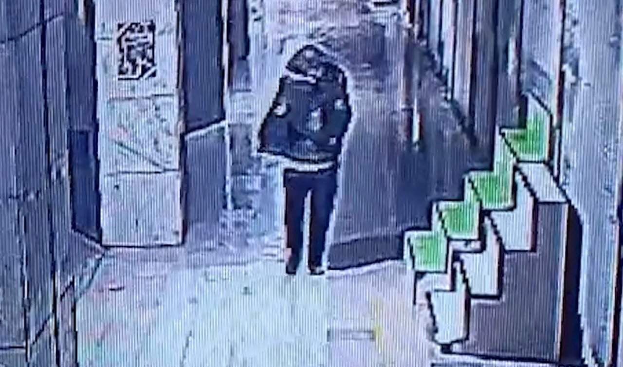 Tanınmamak için başına çöp poşeti geçirip yangın çıkaran şahıs kameralara yakalandı