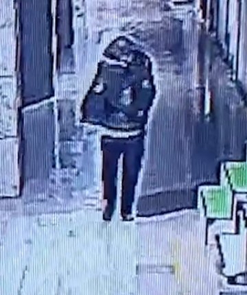Tanınmamak için başına çöp poşeti geçirip yangın çıkaran şahıs kameralara yakalandı