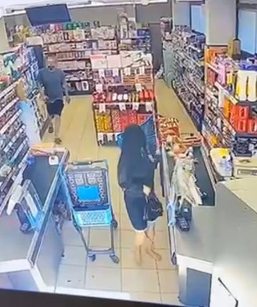 Erkek arkadaşı tarafından sokak ortasında darbedildi 