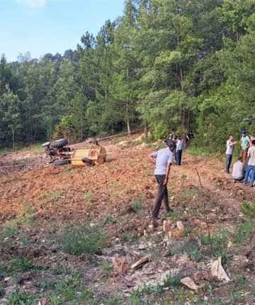 Devrilen traktörün altında kalan sürücü öldü