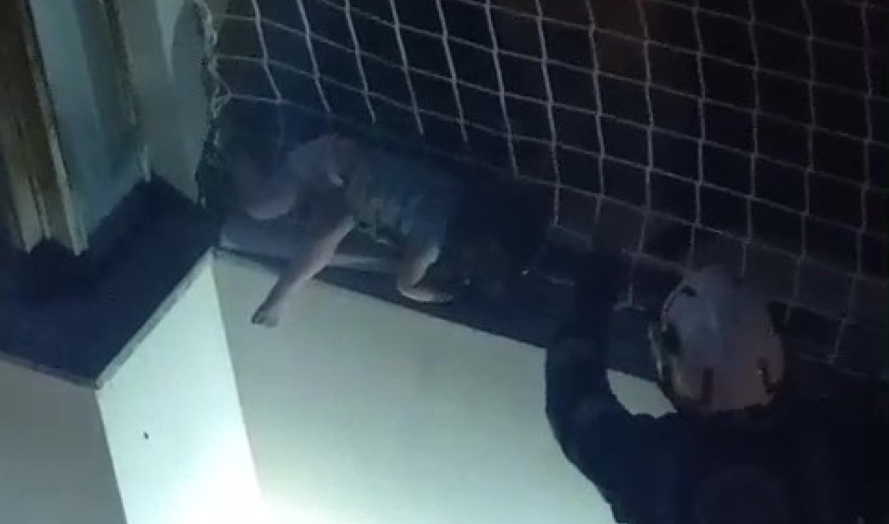 Balkon filesinde asılı kalan çocuğunu düşmesin diye dakikalarca tuttu