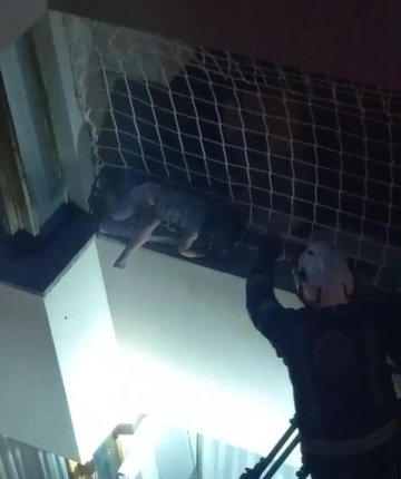 Balkon filesinde asılı kalan çocuğunu düşmesin diye dakikalarca tuttu